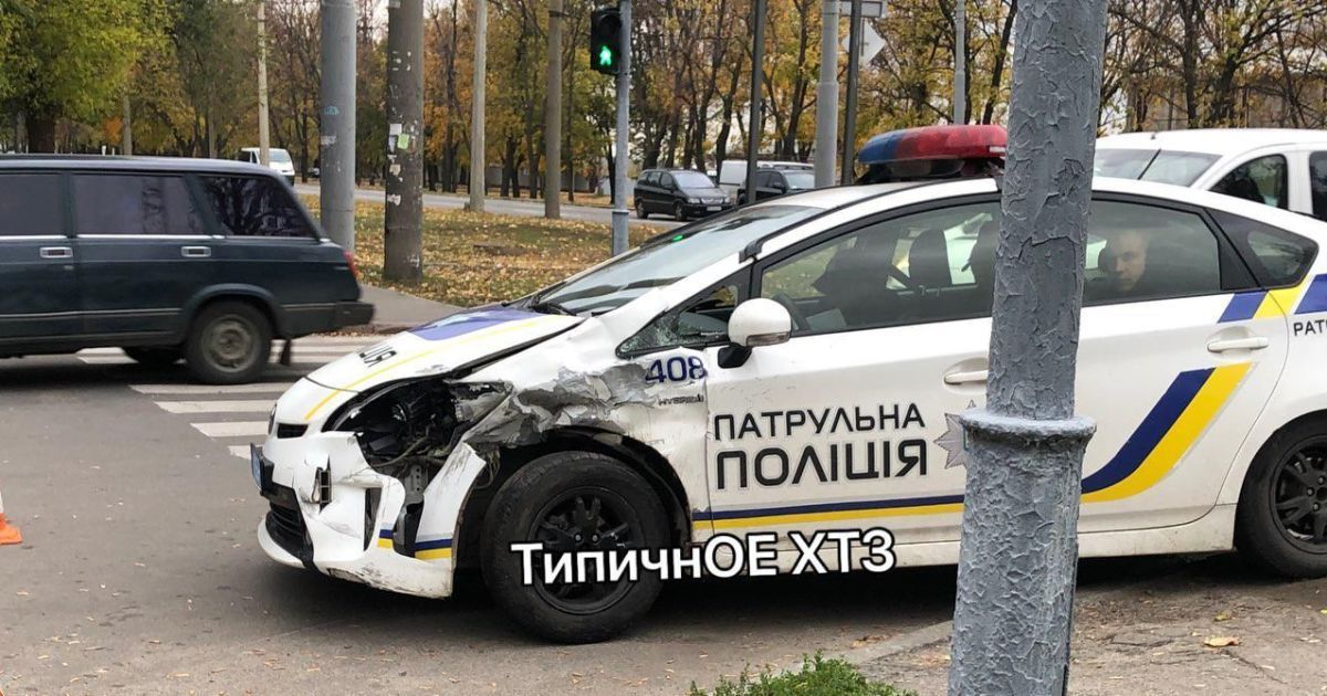 У Харкові зіткнулись мінібус та машина поліцейських. Відео