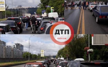 У Києві через акцію протесту перекрили Броварський проспект