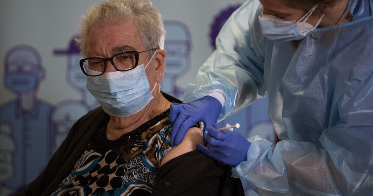 Испанцы, которые отказались делать прививки от COVID-19, попадут в специальный реестр