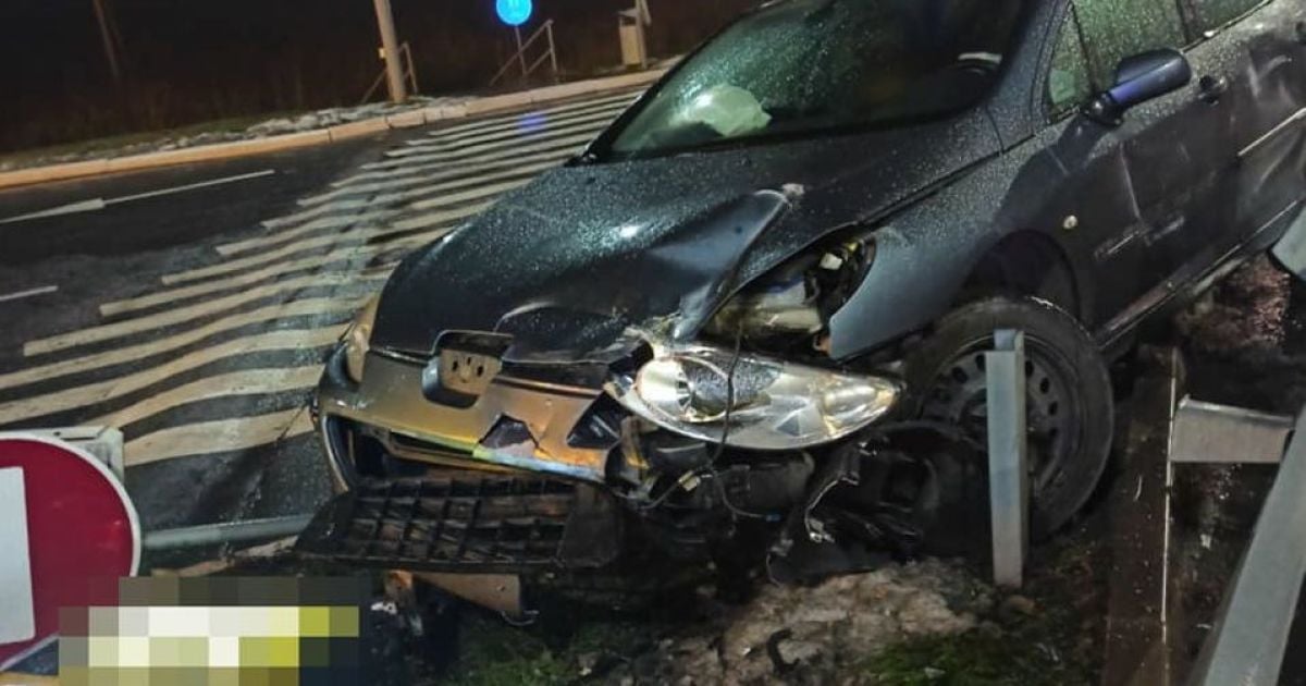 Під Києвом жінка на Peugeot в'їхала у рекламний щит однієї з АЗС / © Патрульная полиция Киевской области / Facebook