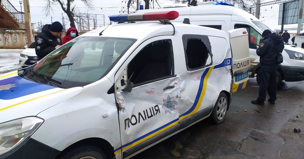 Масштабна ДТП у Львові: мікроавтобус з пасажирами протаранив чотири автівки і перекинувся 