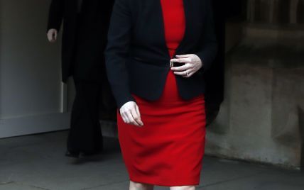 В красном платье и на шпильках: первый министр Шотландии Никола Стерджен встретилась с прессой