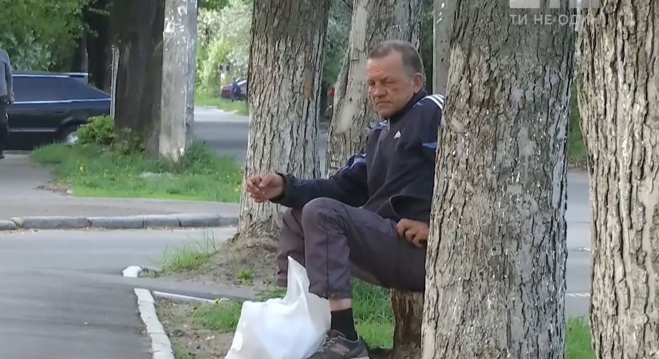 В Киеве двор многоэтажки заполонили бездомные