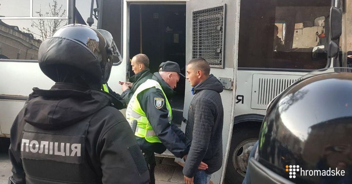 В полиции сообщили об около 100 задержанных возле Киево-Печерской лавры