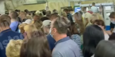 Вчера потоп, сегодня — коллапс: в Киеве на станции метро "Академгородок" стоят сотни пассажиров (видео)