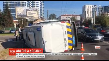 Во Львове полицейский микроавтобус столкнулся с двумя легковушками, есть пострадавшие