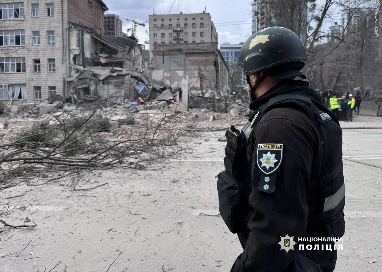 Наслідки ракетної атаки по Києву 25 березня / Фото: Нацполіція / © 