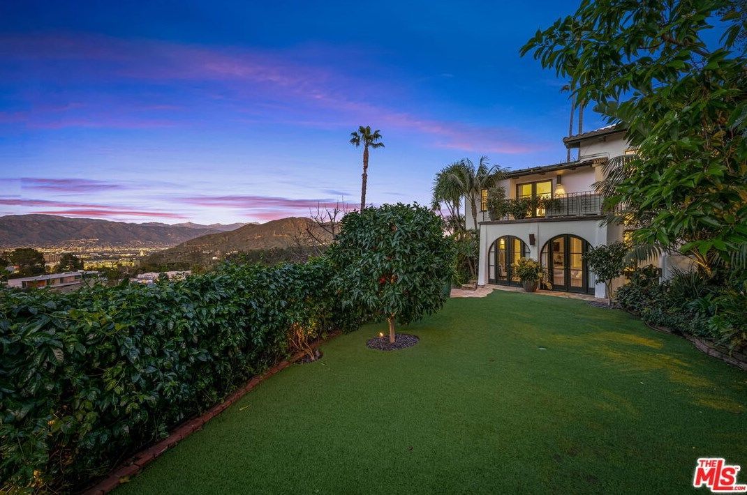 Шарлиз Терон продает собственное элитное поместье. Фото: TheMLS / © 