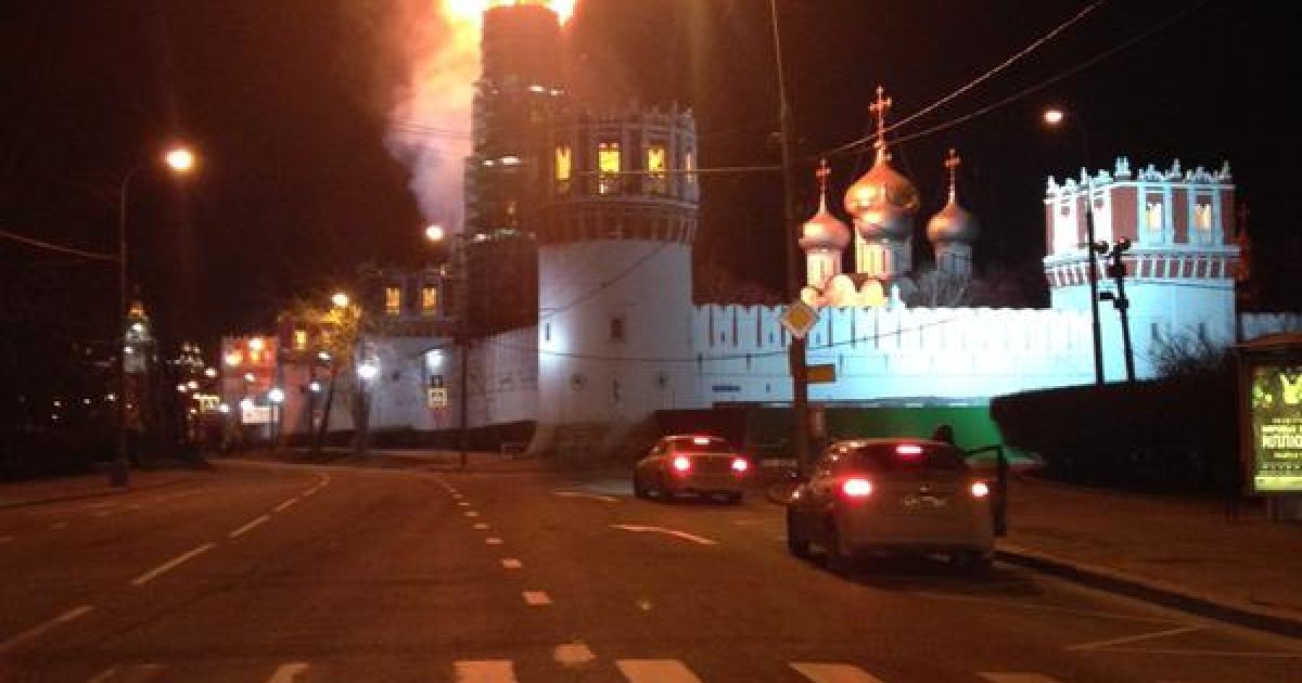 В Новодевичьем монастыре горит колокольня.