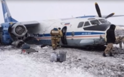 В России пилот пролетел мимо посадочной полосы и жестко приземлился в снегу