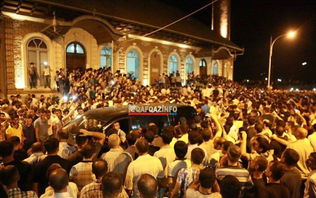 Для прощання з кримінальним "авторитетом" Джанієвим зібралося чимало людей і в місцевій мечеті / © qafqazinfo.az
