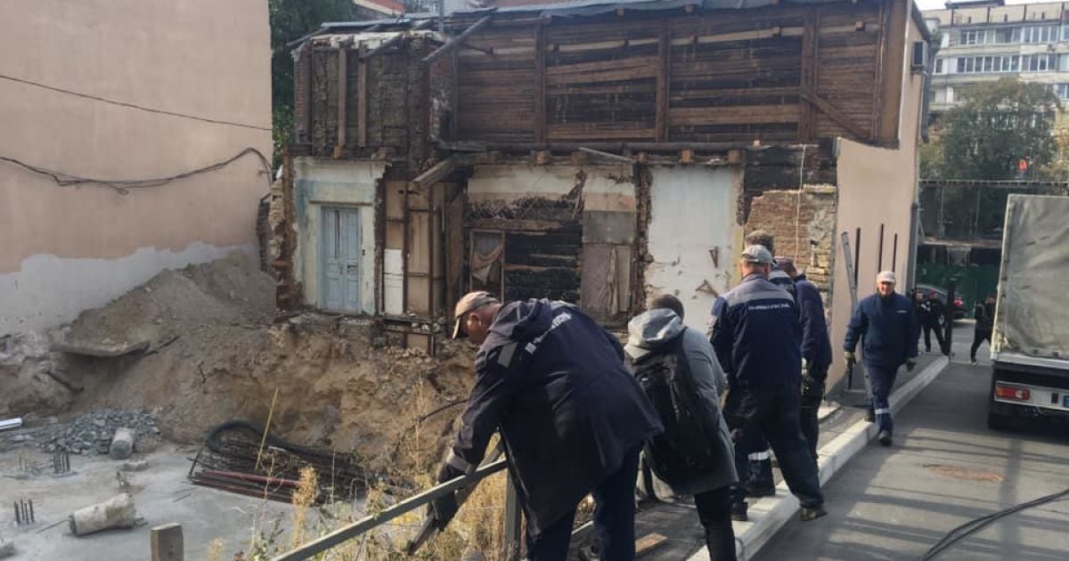 У Києві знесли паркан забудовника навколо історичного будинку XIX століття