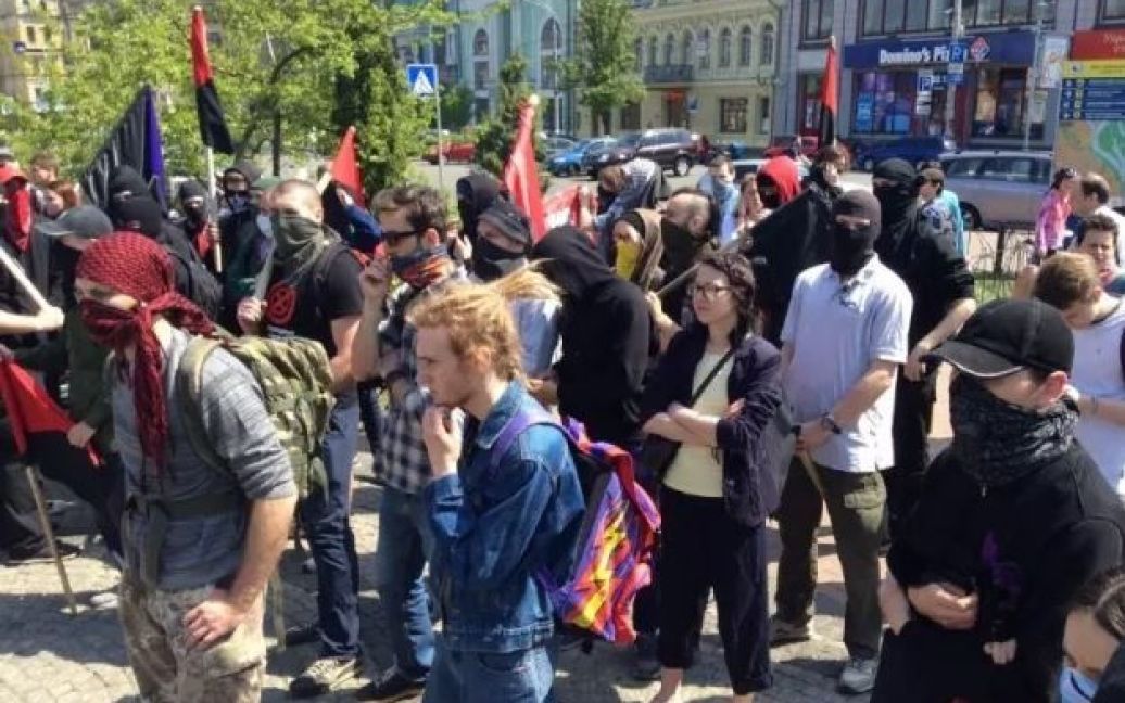 У столиці свій першотравневий мітинг вирішили провести анархісти / © twitter.com/Громадське ТБ