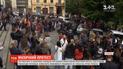 Митинг с танцами и пением устроили под стенами горсовета рестораторы Черновцов