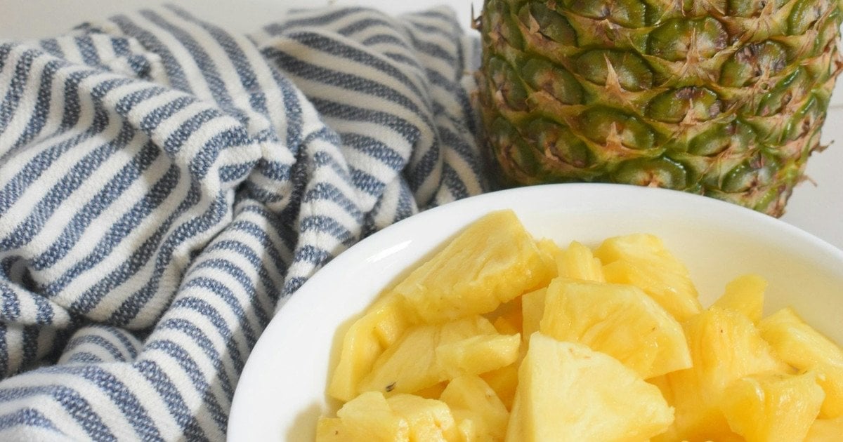 Чому після ананаса поколює язик
