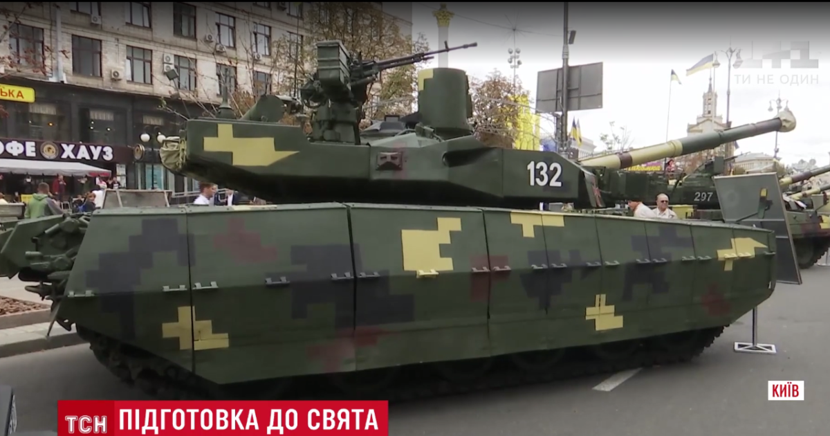 Военную технику завезли на главную улицу Киева