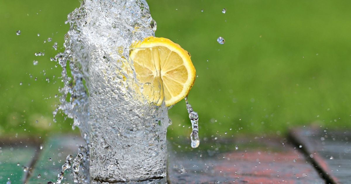 Пити воду дуже корисно для організму