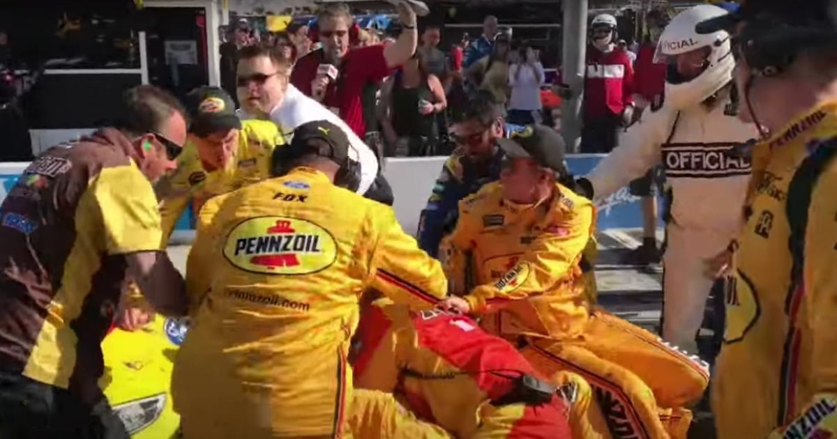 Гонщики NASCAR после финиша устроили драку