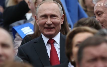 Туристка в центре Москвы поцеловала Путина