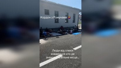 Люди часами лежат на асфальте и ночуют под открытым небом: на границе с Румынией — транспортный коллапс
