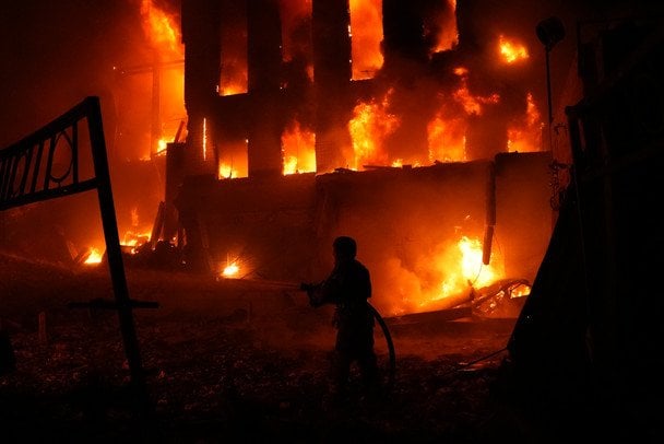 Росіяни вдарили по Києву балістикою. / © Associated Press