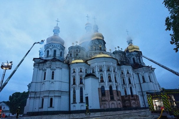 Пожежа в Києво-Печерській лаврі після атаки 15 червня / © Associated Press