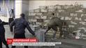 В центре Киева замуровали российский "Сбербанк"