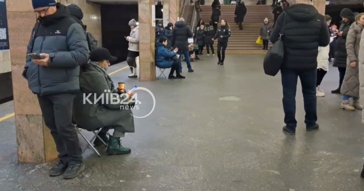Кияни на станції метро "Контрактова площа"