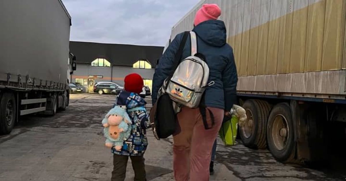 Маленький хлопчик самотужки евакуювався з Києва до Польщі, його зустріли волонтери: як долучитися до допомоги їм