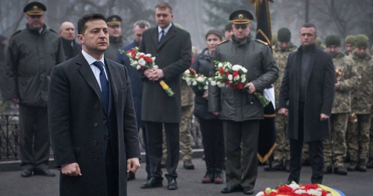 Історія не про перемогу, а про відвагу. Зеленський вшанував пам’ять Героїв Крут