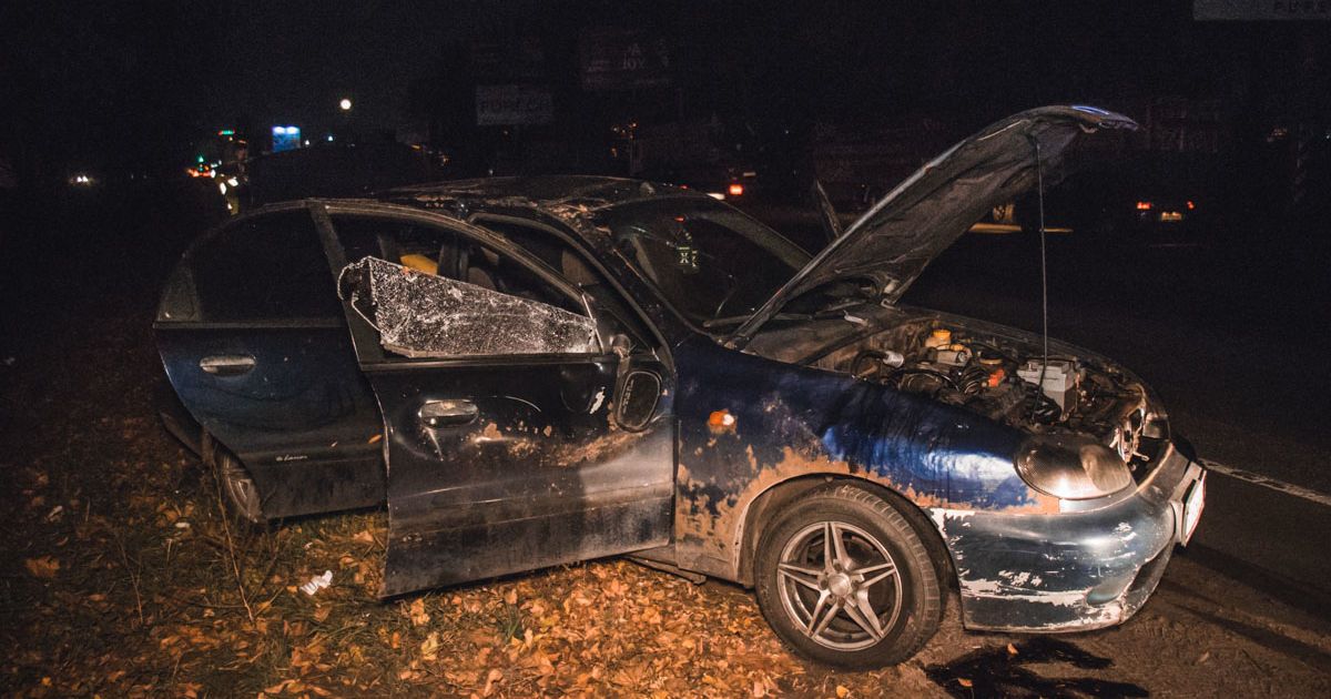 У Києві на Кільцевій дорозі авто з трьома молодими людьми вилетіло в кювет і перекинулось