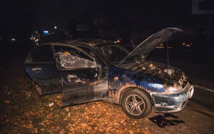У Києві на Кільцевій дорозі авто з трьома молодими людьми вилетіло в кювет і перекинулось