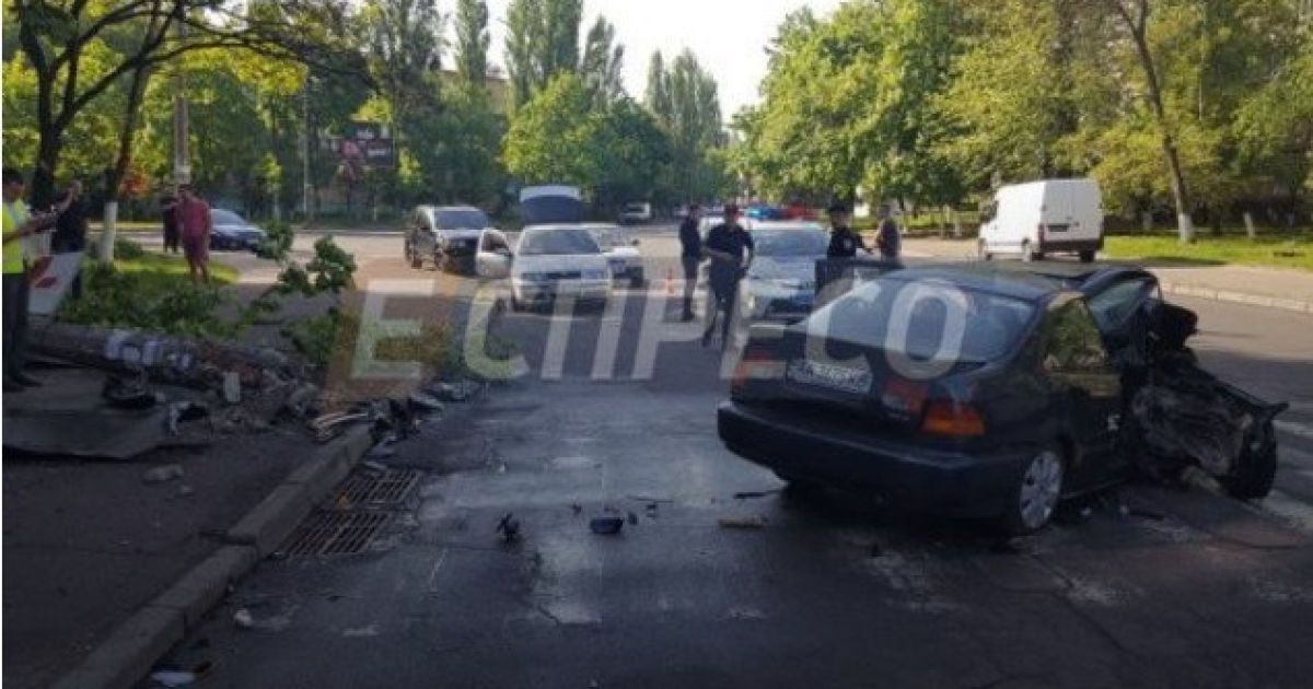 В Киеве водитель подшофе на полной скорости протаранил электроопору