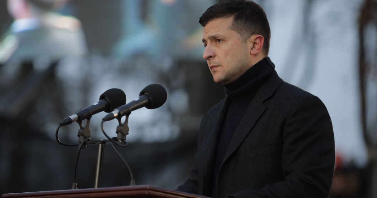 Зеленский из аэропорта попросил Правительство закрыть долги по зарплате перед врачами и учителями