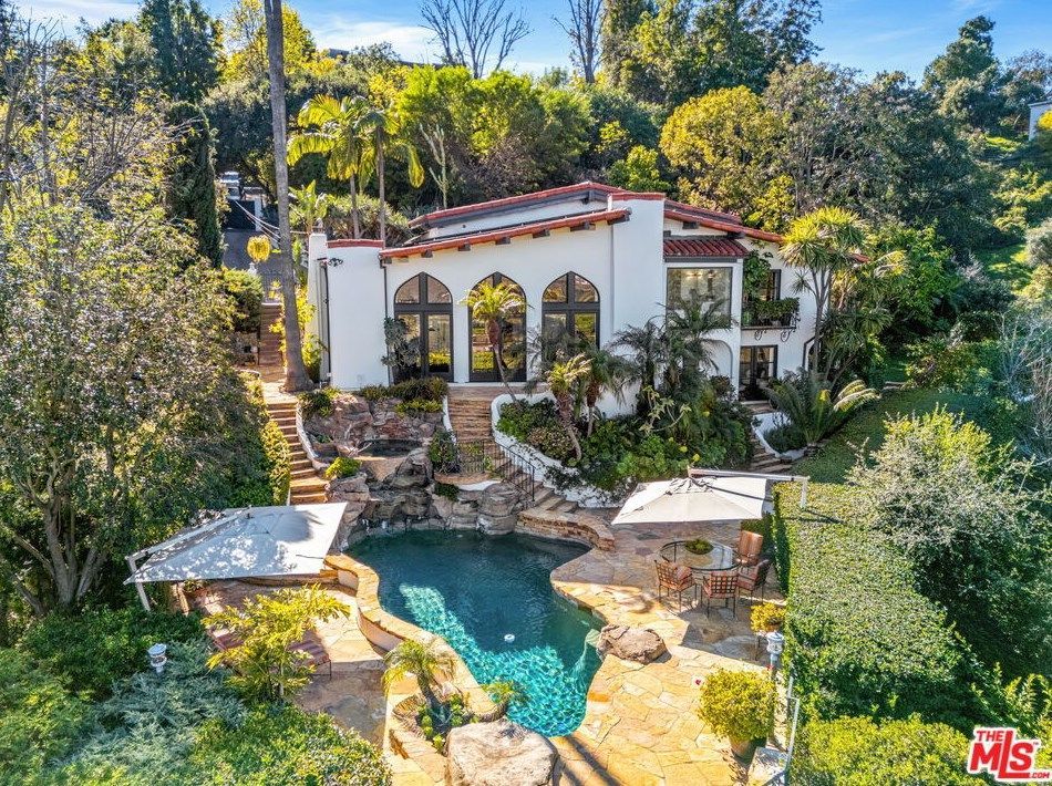 Шарлиз Терон продает собственное элитное поместье. Фото: TheMLS / © 