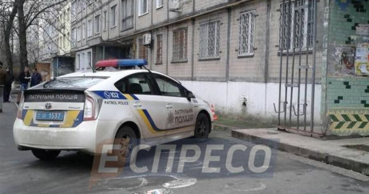 В Киеве 80-летний мужчина упал с многоэтажки и разбился насмерть