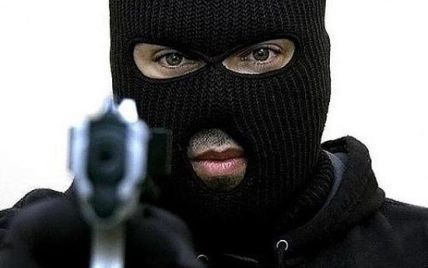 У Києві невідомі у масках зухвало пограбували чоловіка, забравши сумку із понад 2 мільйонами гривень