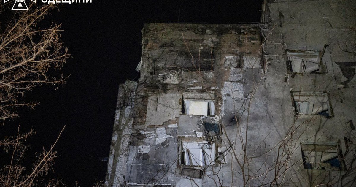 Пошкоджений будинок в Одесі через нічну атаку