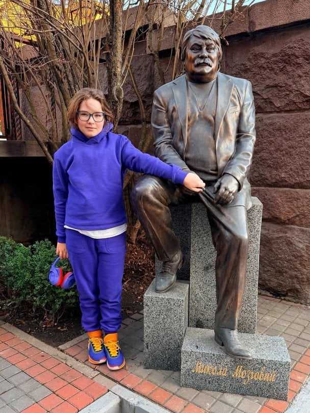 Молодша донька Олени Мозгової Соломія з пам’ятником дідусю / © facebook.com/olenamozgova1