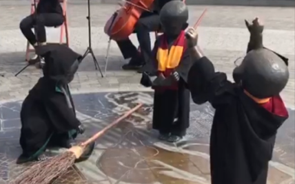 Малыши-основатели Киева на Почтовой площади стали учениками Хогвартса