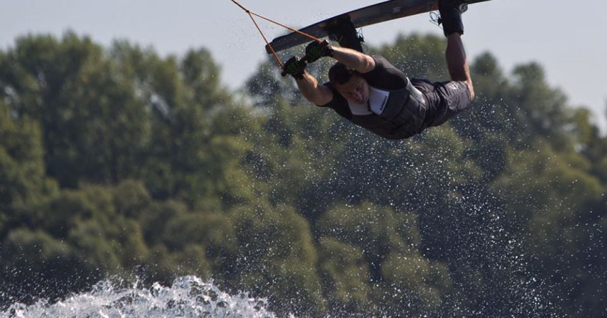 Кличко во время катания на вейкборде на Днепре
