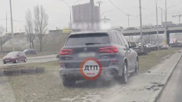 В Киеве водитель на BMW придумал, как объехать пробку