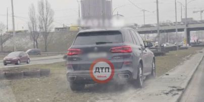 В Киеве водитель на BMW придумал, как объехать пробку