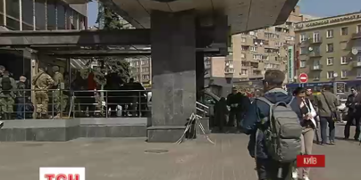 Несколько сотен спецназовцев взяли в осаду гостиницу "Лыбидь" и задержали около 40 человек