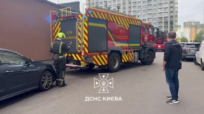 У Києві припарковані авто завадили рятувальникам гасити пожежу після обстрілу
