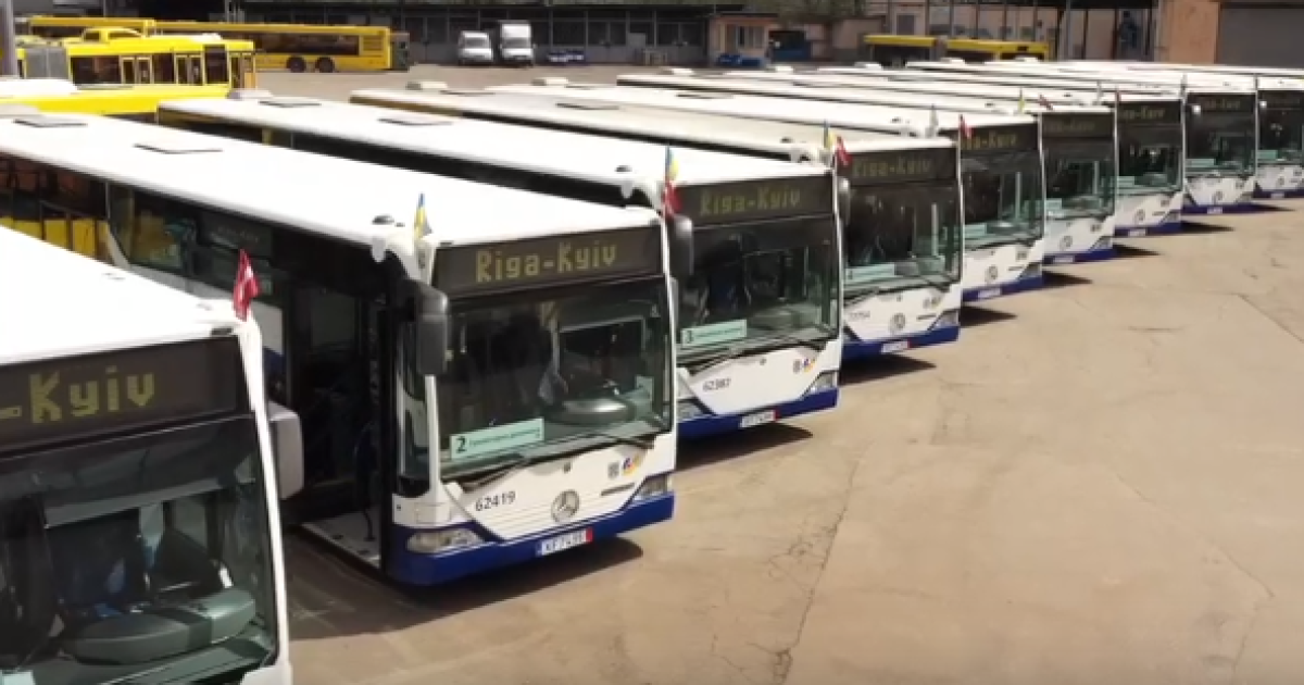 Делегація мерії Риги передала Києву 11 сучасних пасажирських автобусів та гуманітарну допомогу: відео