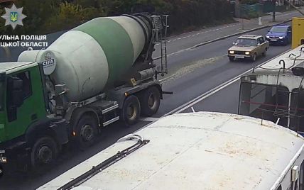 Водителя грузовика оштрафовали за разлитый среди улицы бетон