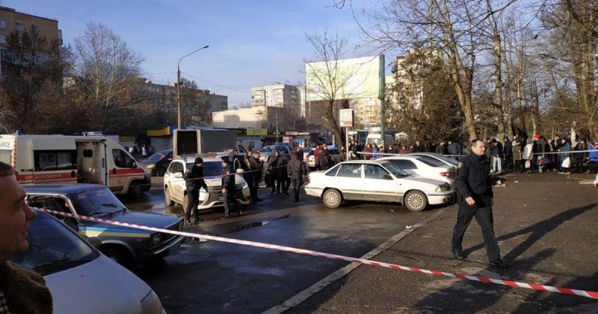 В Николаеве возле здания суда неизвестный расстрелял двух человек