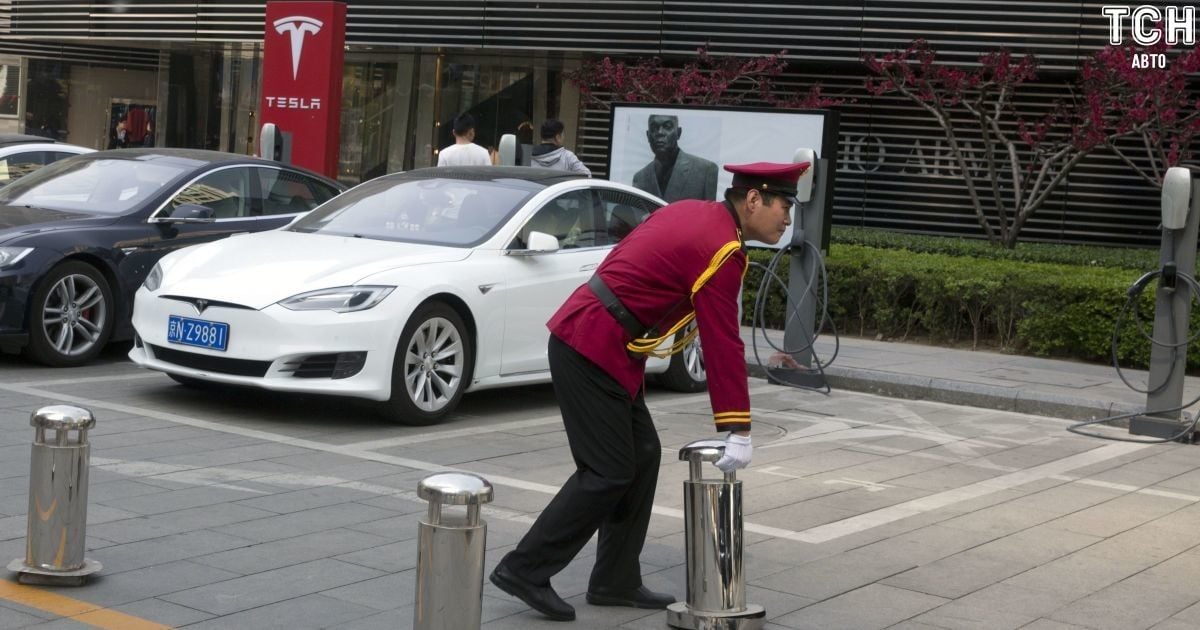 Владельцы Tesla массово снимают, как автопилот устраивает аварии