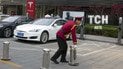Владельцы Tesla массово снимают, как автопилот устраивает аварии